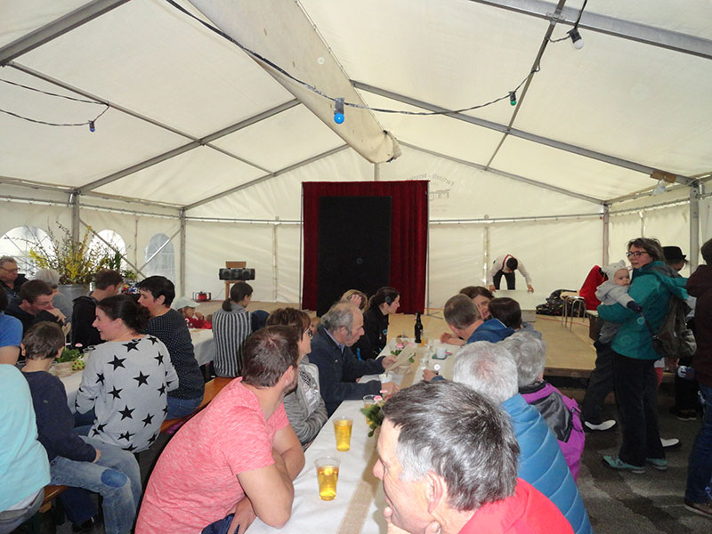 Kaum mehr ein Sitzplatz frei im Festzelt
